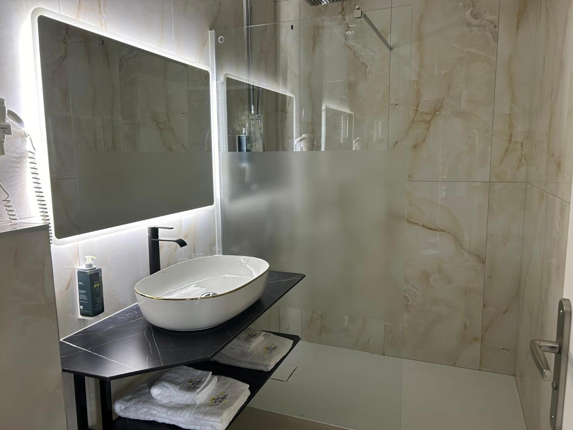 Brit Hotel Privilege Le Royal - Centre Gare Troyes Exterior foto